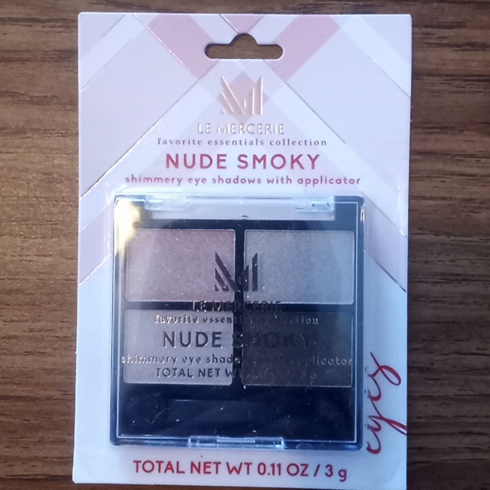 Le Mercerie shimmery eye shadow. Nude Smoky .11 oz